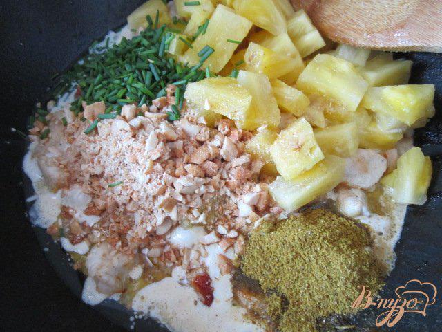 Фото приготовление рецепта: Карри из курицы с ананасом шаг №6
