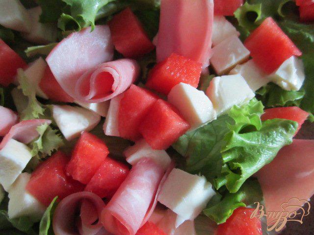 Фото приготовление рецепта: Салат с сыром, кусочками арбуза и ветчиной шаг №5