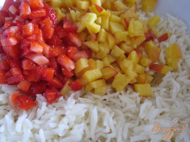 Фото приготовление рецепта: Сладкие рисовые биточки с фруктами шаг №2