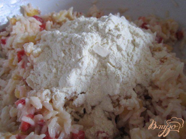 Фото приготовление рецепта: Сладкие рисовые биточки с фруктами шаг №5