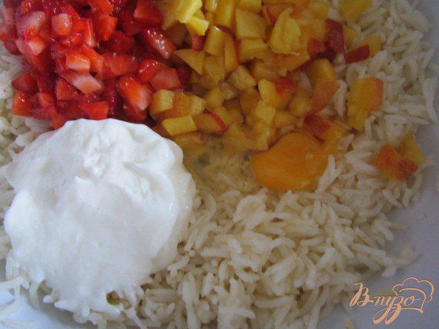 Фото приготовление рецепта: Сладкие рисовые биточки с фруктами шаг №3