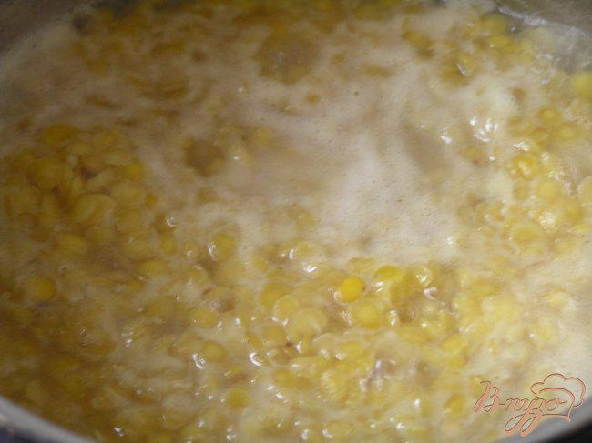 Фото приготовление рецепта: Чебуреки с желтой чечевицей и грибами шаг №4