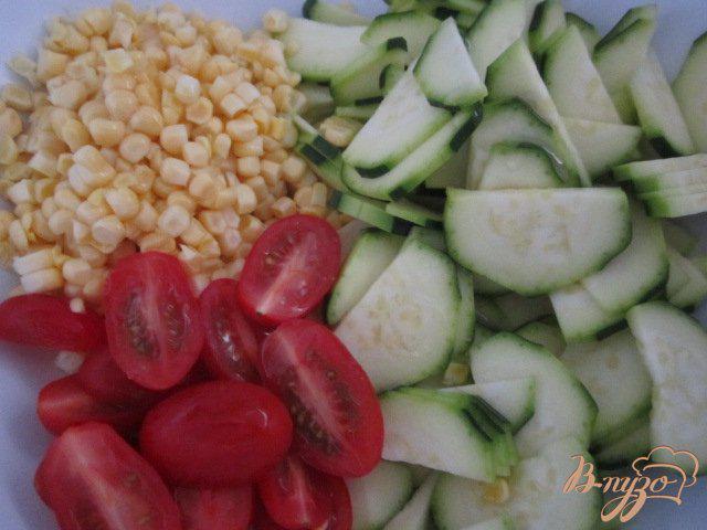 Фото приготовление рецепта: Салат из свежего цукини, кукурузы и сухариками из черного хлеба шаг №6