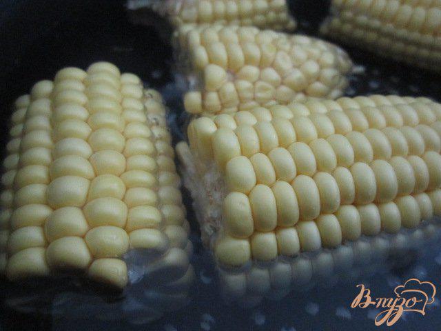 Фото приготовление рецепта: Отварная кукуруза со сливочным маслом шаг №2