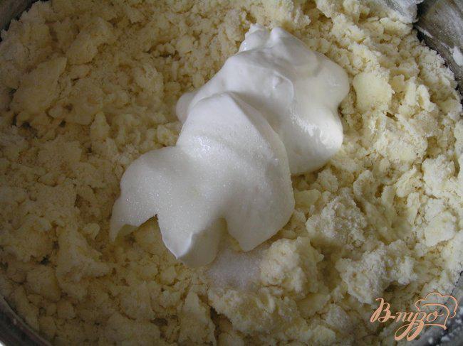 Фото приготовление рецепта: Торт «Наполеон» с кремом Муслин и брусничным соусом шаг №6