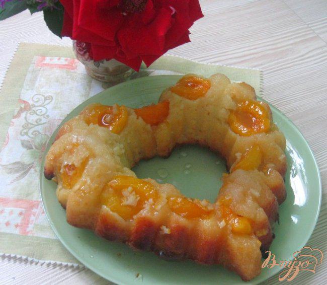 Фото приготовление рецепта: Перевернутый пирог с абрикосами шаг №7