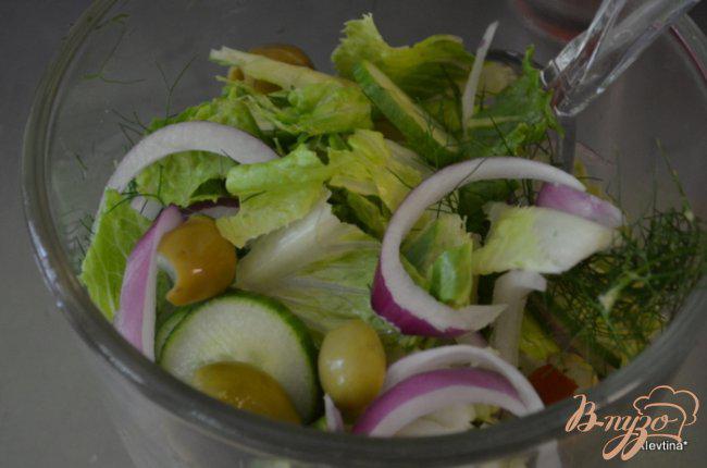 Фото приготовление рецепта: Салат простой с сыром фета шаг №2
