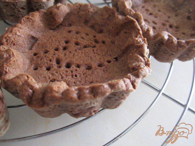 Фото приготовление рецепта: Шоколадные тарталетки с лимонным кремом шаг №12
