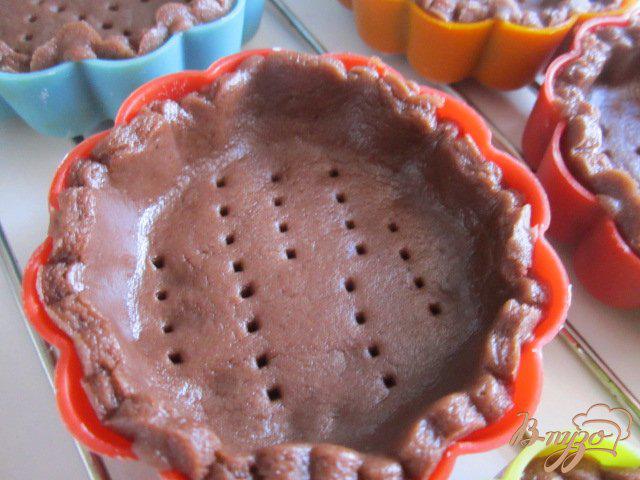 Фото приготовление рецепта: Шоколадные тарталетки с лимонным кремом шаг №10