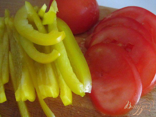 Фото приготовление рецепта: Лепешка из поленты с овощами и сыром шаг №6