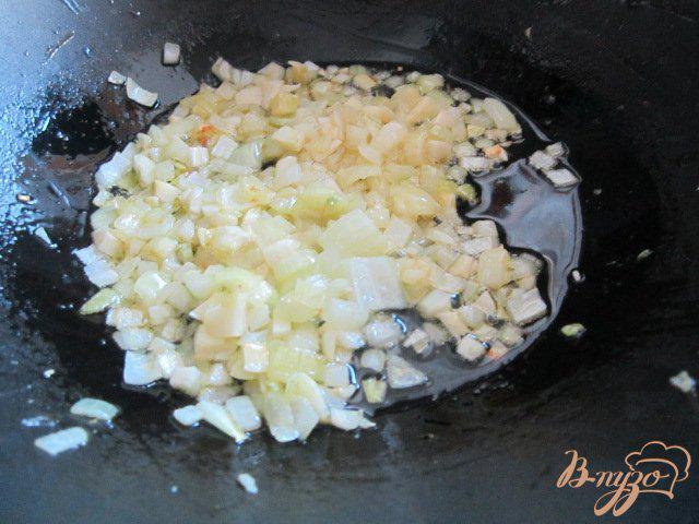 Фото приготовление рецепта: Лепешка из поленты с овощами и сыром шаг №4