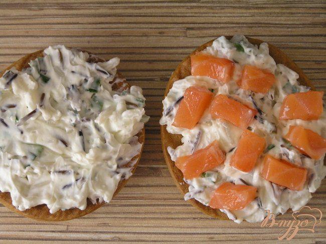 Фото приготовление рецепта: Картофельные «эклеры» с творожным сыром, двумя видами риса и форелью шаг №14