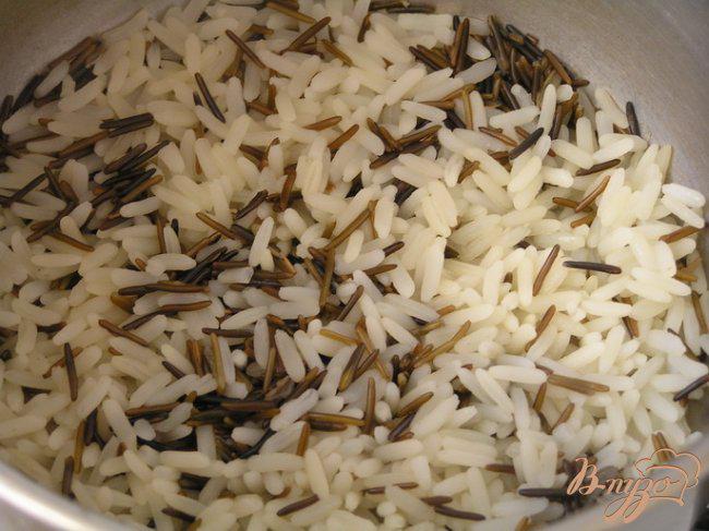 Фото приготовление рецепта: Картофельные «эклеры» с творожным сыром, двумя видами риса и форелью шаг №10