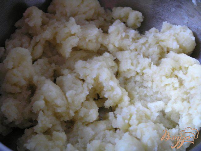 Фото приготовление рецепта: Картофельные «эклеры» с творожным сыром, двумя видами риса и форелью шаг №3