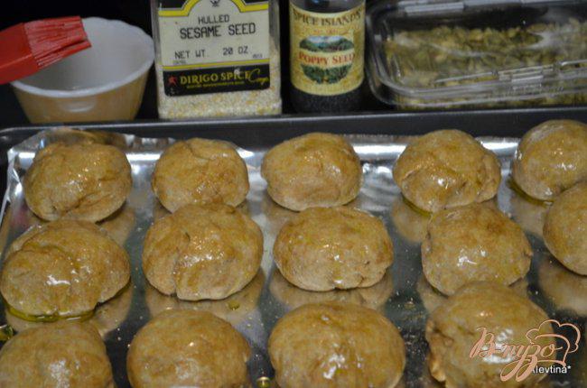 Фото приготовление рецепта: Хлебные булочки с маком, кунжутом и семечками. шаг №5