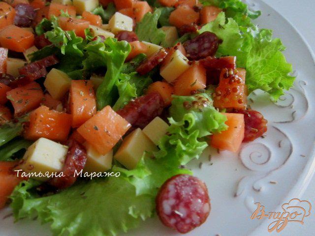 Фото приготовление рецепта: Салат с дыней,сыром и копчеными колбасками шаг №4