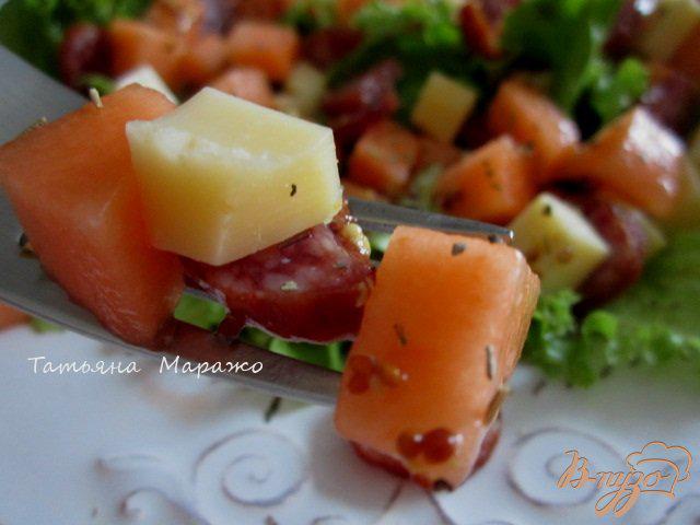 Фото приготовление рецепта: Салат с дыней,сыром и копчеными колбасками шаг №5