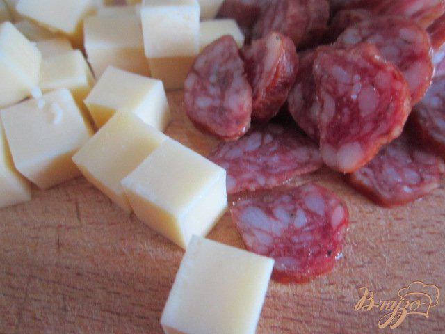 Фото приготовление рецепта: Салат с дыней,сыром и копчеными колбасками шаг №2