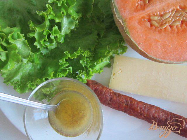 Фото приготовление рецепта: Салат с дыней,сыром и копчеными колбасками шаг №1