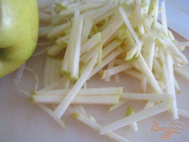 Фото приготовление рецепта: Свекольный крем с авокадо и яблоком шаг №4