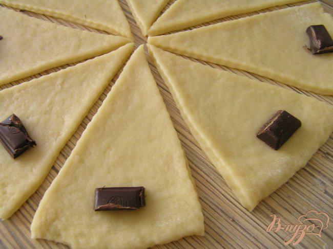 Фото приготовление рецепта: Печенье-круассаны с шоколадом шаг №4