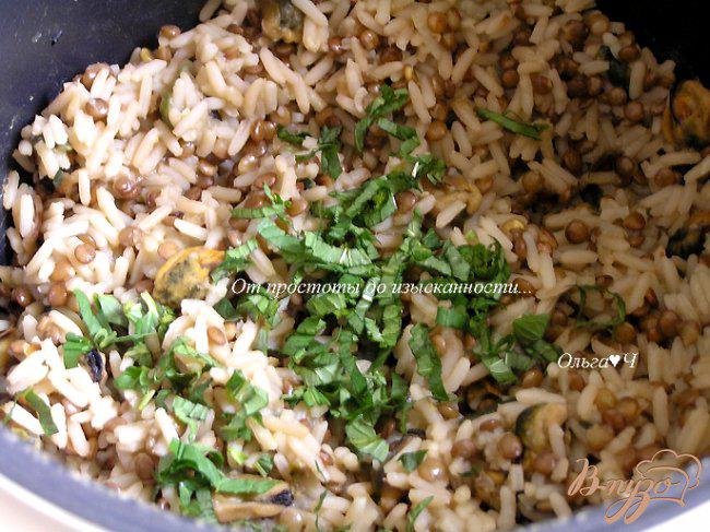 Фото приготовление рецепта: Рис с чечевицей, мидиями, цуккини и мятой шаг №8