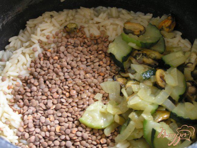Фото приготовление рецепта: Рис с чечевицей, мидиями, цуккини и мятой шаг №7