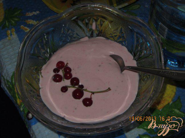 Фото приготовление рецепта: Творожный десерт с красной смородиной шаг №7