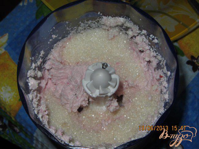 Фото приготовление рецепта: Творожный десерт с красной смородиной шаг №3