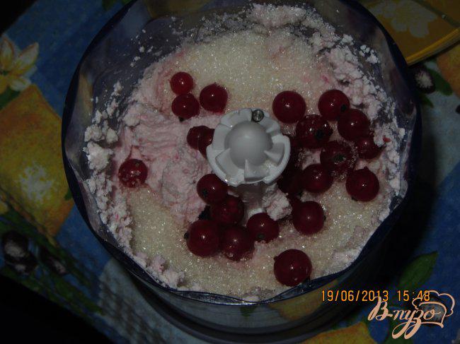 Фото приготовление рецепта: Творожный десерт с красной смородиной шаг №4