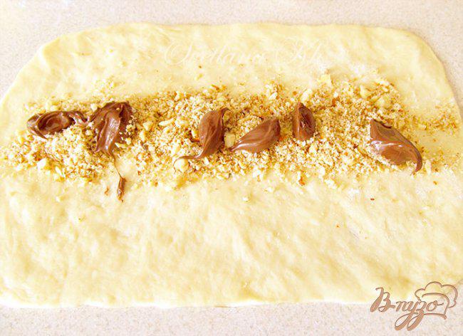 Фото приготовление рецепта: Плетенка из пяти жгутов с орехами и шоколадом шаг №5