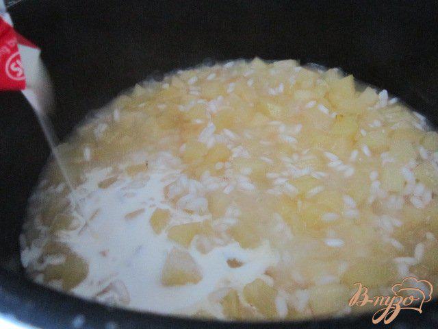 Фото приготовление рецепта: Молочный рис с яблоками шаг №4