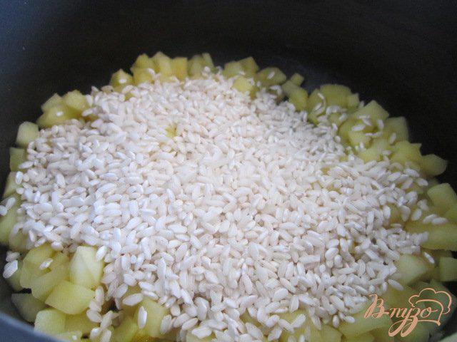 Фото приготовление рецепта: Молочный рис с яблоками шаг №3