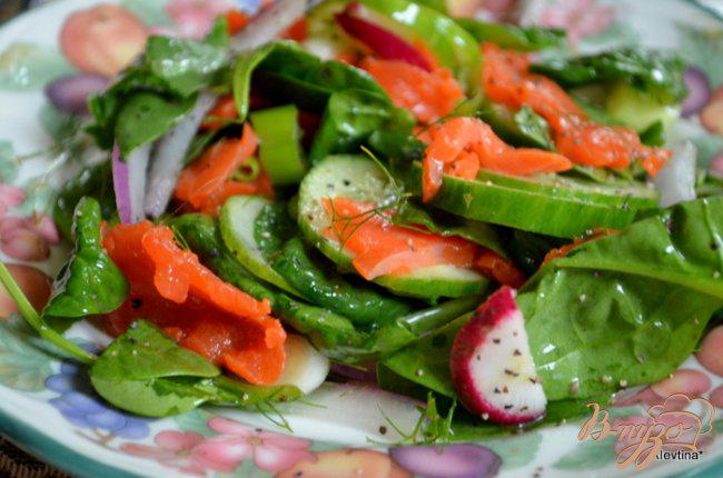 Фото приготовление рецепта: Салат со шпинатом и копченой семгой шаг №3