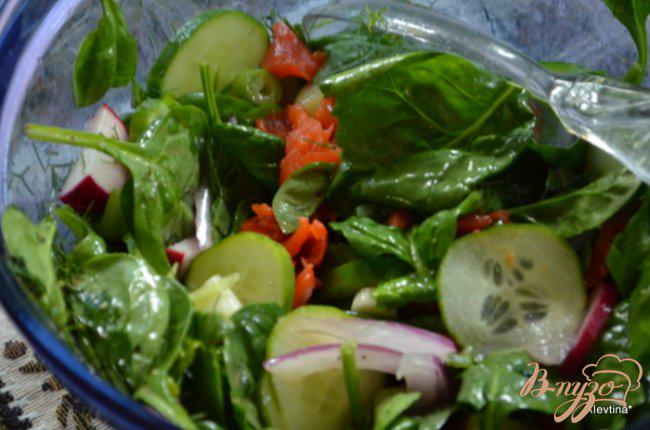 Фото приготовление рецепта: Салат со шпинатом и копченой семгой шаг №2