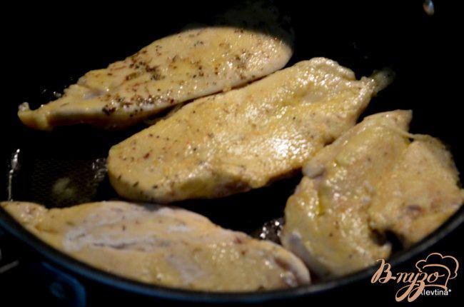 Фото приготовление рецепта: Куриные грудки с вином Марсала и грибами шаг №2