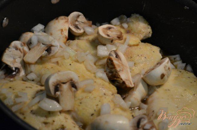Фото приготовление рецепта: Куриные грудки с вином Марсала и грибами шаг №3