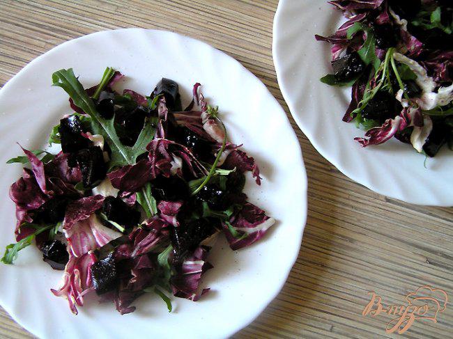 Фото приготовление рецепта: Салат с грушей и свекольным желе шаг №2