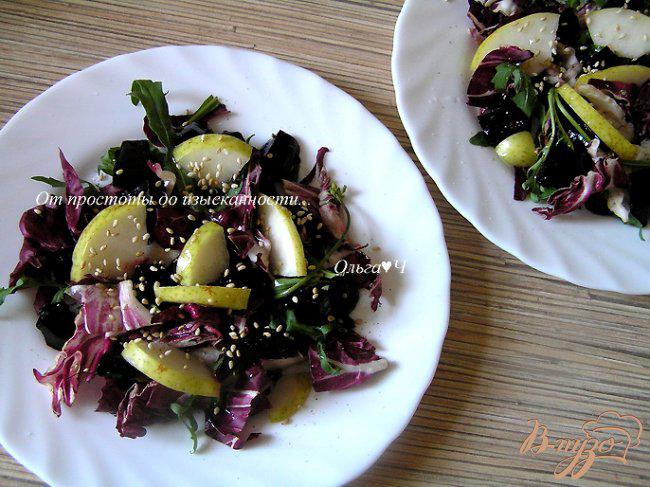 Фото приготовление рецепта: Салат с грушей и свекольным желе шаг №4