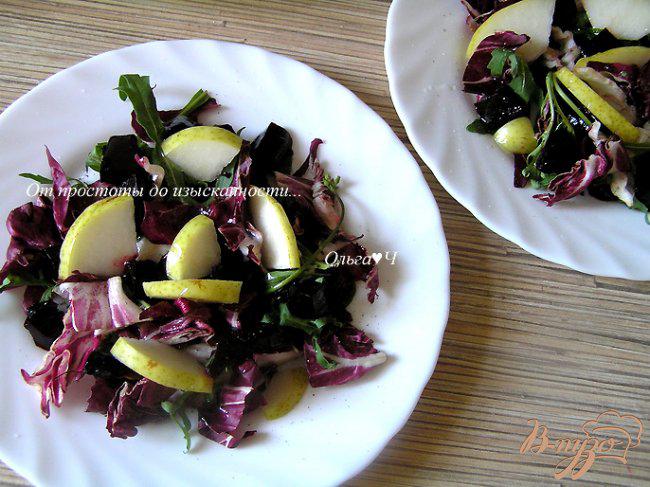 Фото приготовление рецепта: Салат с грушей и свекольным желе шаг №3