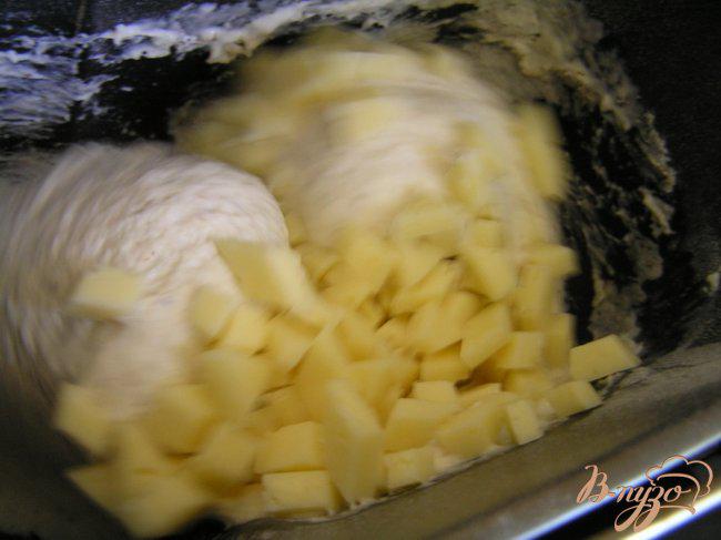 Фото приготовление рецепта: Хлеб с сыром и орегано шаг №4