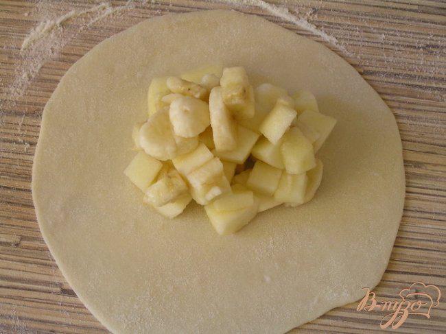 Фото приготовление рецепта: Чебуреки с бананом и яблоком шаг №7