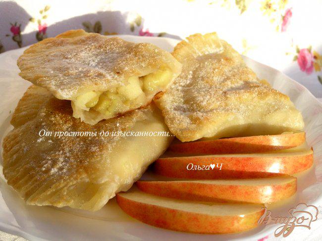 Фото приготовление рецепта: Чебуреки с бананом и яблоком шаг №10