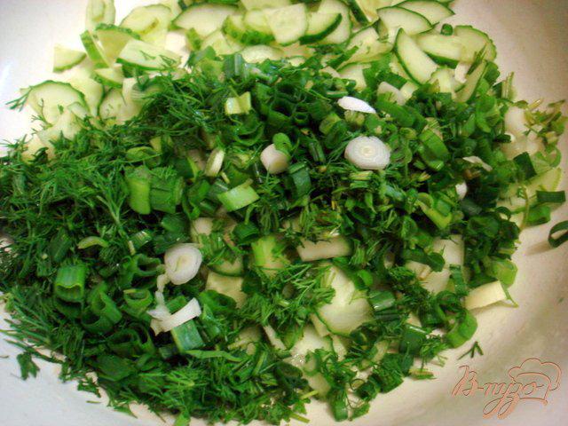 Фото приготовление рецепта: Салат из редиса, огурцов и перепелиных яиц шаг №3