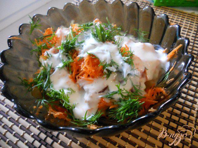Фото приготовление рецепта: Хрустящий салат с йогуртом шаг №4