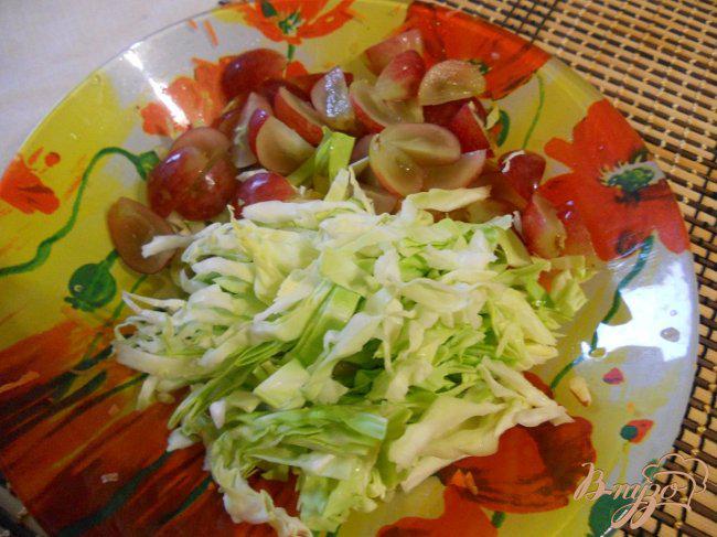 Фото приготовление рецепта: Хрустящий салат с йогуртом шаг №3