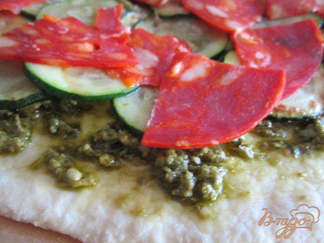 Фото приготовление рецепта: Пицца с  зеленым песто, цукини, чоризо и сыром шаг №6
