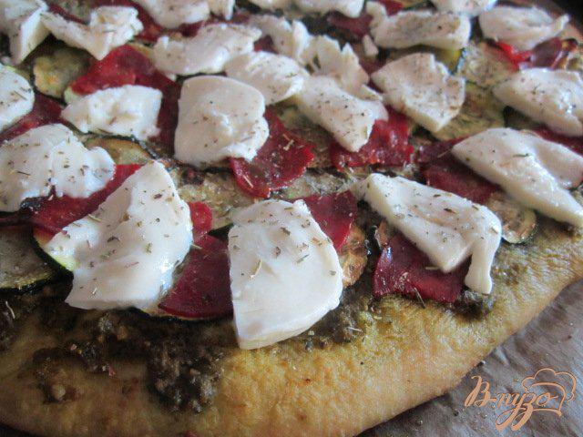 Фото приготовление рецепта: Пицца с  зеленым песто, цукини, чоризо и сыром шаг №7