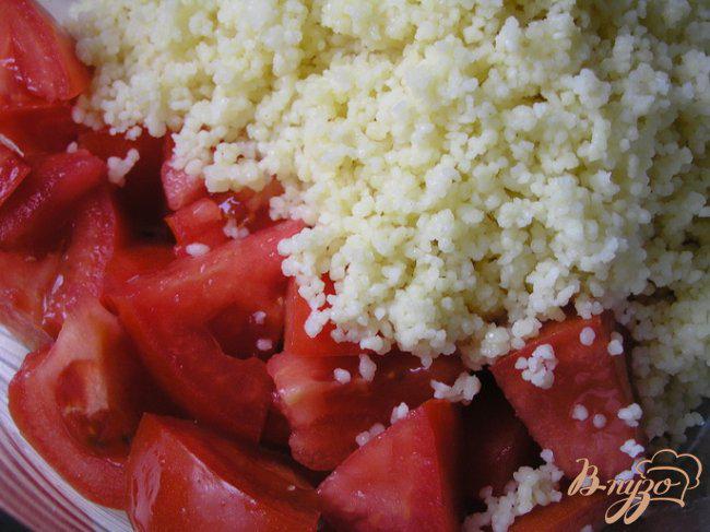 Фото приготовление рецепта: Мятный салат из кускуса с помидорами, фетой и оливками шаг №2