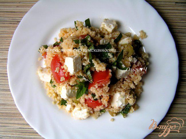 Фото приготовление рецепта: Мятный салат из кускуса с помидорами, фетой и оливками шаг №5